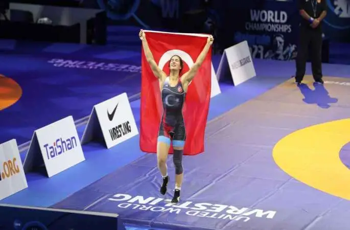 Buse Tosun Çavuşoğlu, dünya şampiyonu oldu