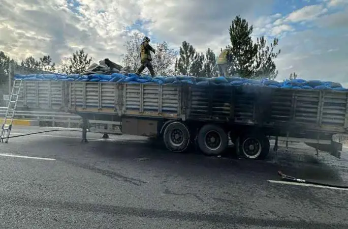 Başkentte kömür yüklü kamyon alevlere teslim oldu