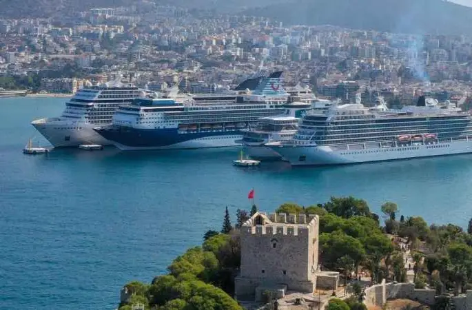 Kuşadası'na 4 gemiyle denizden 6 bin 854 yolcu geldi