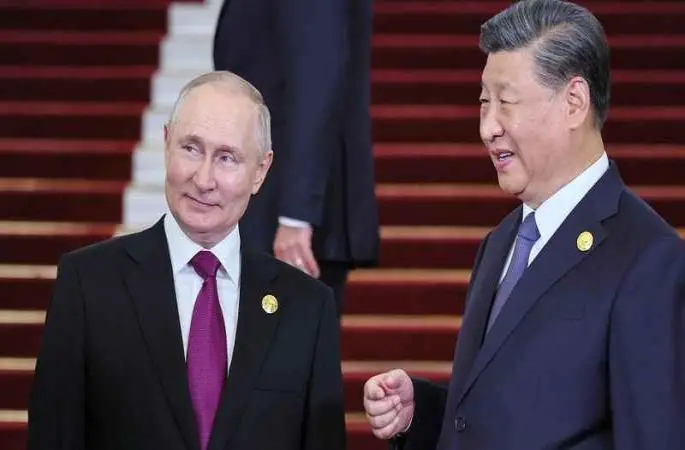 Çin Devlet Başkanı Xi, Rusya Devlet Başkanı Putin’i kapıda karşıladı