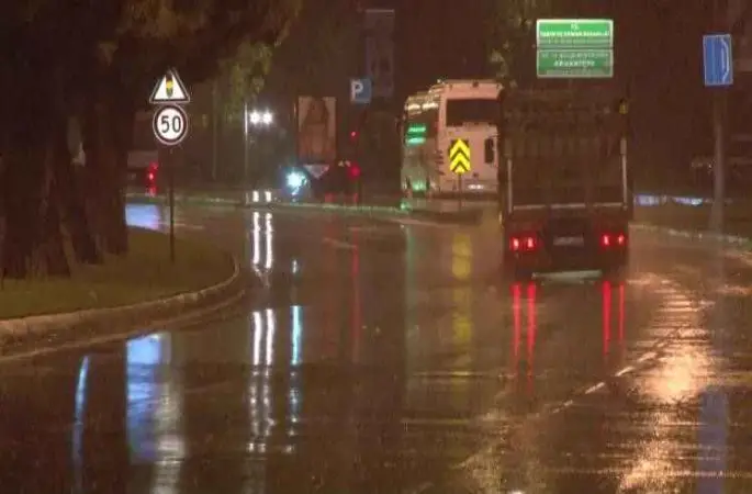  İstanbul Anadolu Yakası’nda sağanak yağış etkili oluyor