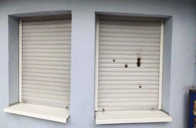 Almanya'da camiye çirkin saldırı: Caminin kapısına gamalı haç çizdiler