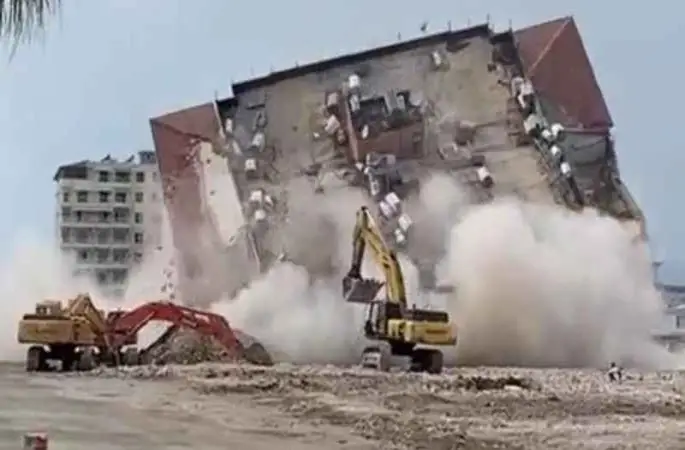 Halatla çekilerek yıkılan 9 katlı binanın yerle bir olma anı kamerada