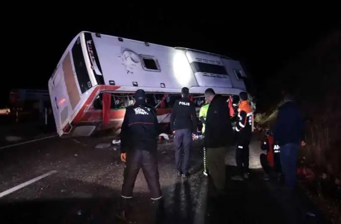 Kayseri’de yolcu otobüsü sağanak yüzünden devrildi: 8’i ağır 38 yaralı