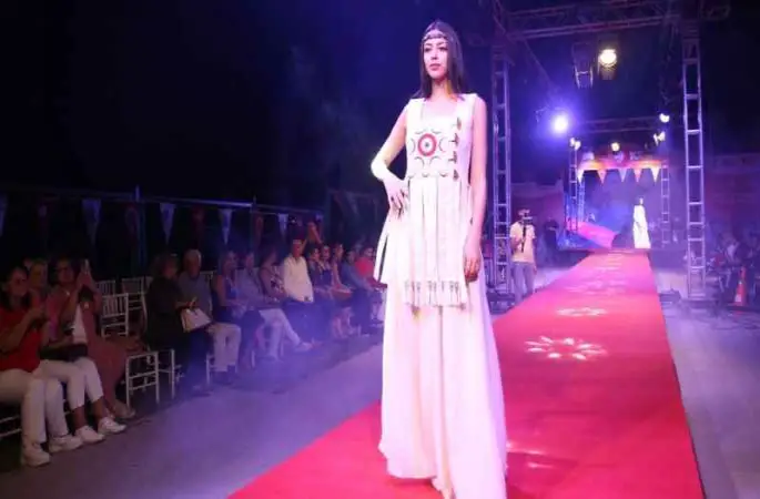 Mersin'de 'Kilikya'dan Cumhuriyet'e kıyafetler büyüledi