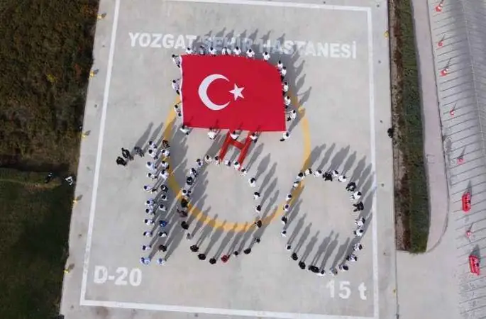Hastane çalışanları 100. yıla özel koreografi yaptı