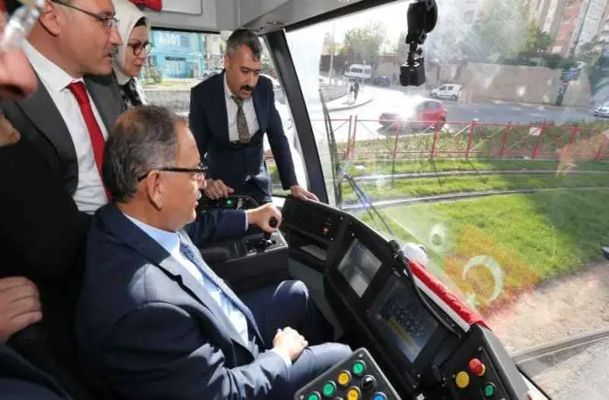 Talas Mevlana-Cumhuriyet Meydanı tramvay hattı, Bakan Özhaseki’nin sürüşü ile hizmete başladı