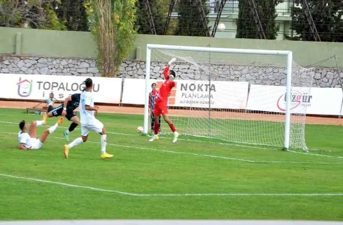 Muğlaspor kendi evinde oynadığı ilk maçta Yeşil Çivril Belediyespor'u 2-0 mağlup etti