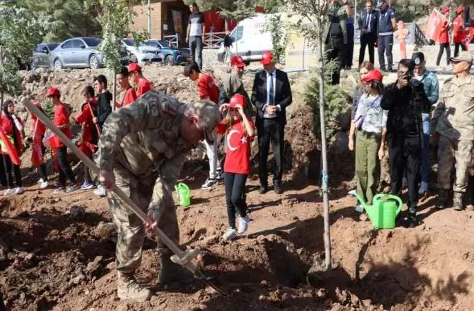 Kilis’te Cumhuriyet'in 100’üncü yılı anısına 100 öğrenci yüz fidan dikti