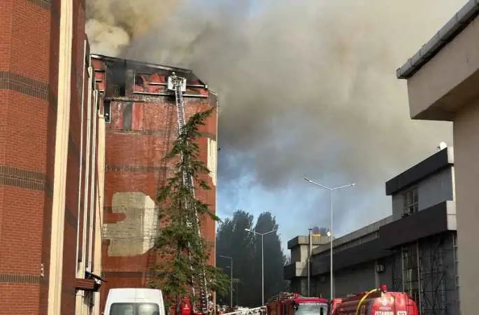 Başakşehir’de ayakkabı imalathanesinde yangın çıktı
