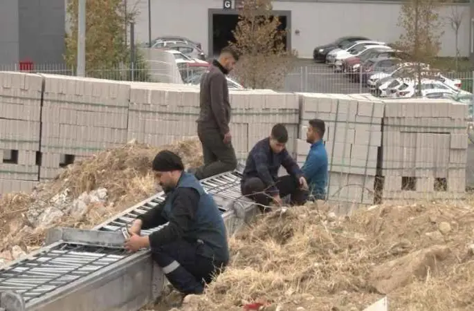 Başkent'te 70 metrelik yük asansörü devrildi