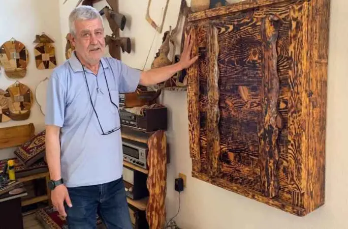 Emekli öğretmen ahşap ürünler yapıp evinde sergiliyor