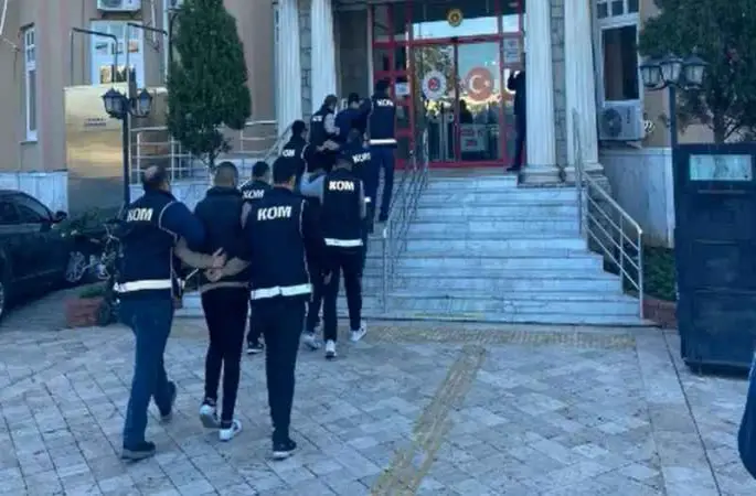 KOM ekipleri gece yarısı operasyonuyla suç örgütünü çökertti: 5 tutuklama