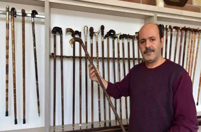 Bin yıllık ceviz ağaçlarından sanat eseri bastonlar