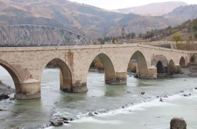 Palu Köprüsü'ne ziyaretçi akını