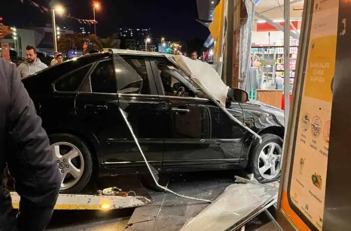 Avcılar’da hızını alamayan otomobil zincir markete daldı