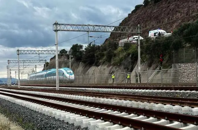 Raylarda yürüyen vatandaşa Yüksek Hızlı Tren çarptı