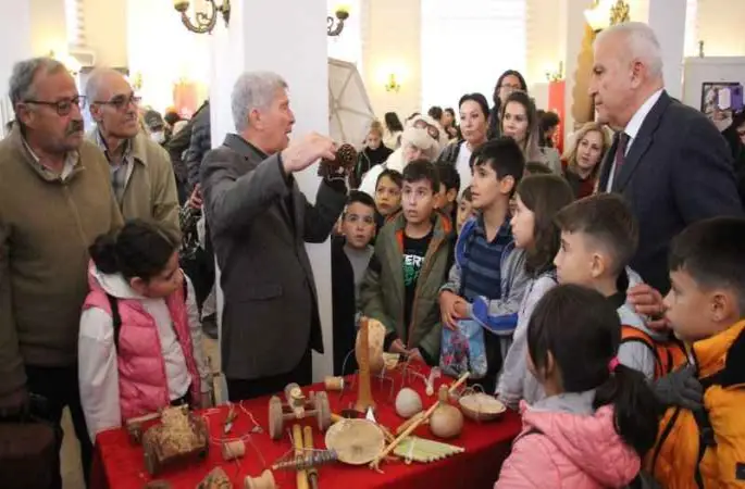 Oyuncaklarla büyükler oynadı, çocuklar seyretti