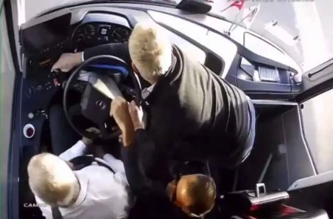 Şoför kalp krizi geçirdi, otobüsü ikinci kaptan durdurdu