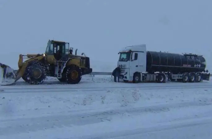 Kars'ta kar ve tipi ulaşımı felç etti