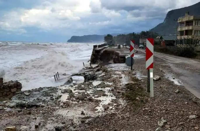 Kastamonu Valiliği: “Olumsuz hava şartlarından dolayı 3 tekne battı”