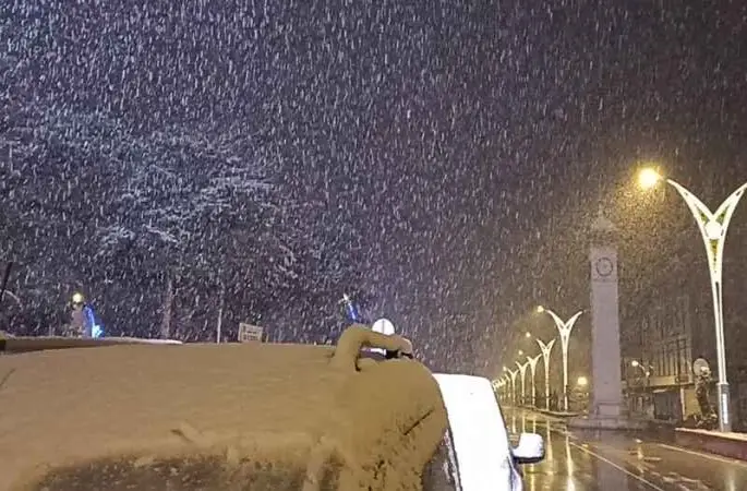 Van Erciş’e mevsimin ilk karı yağmaya başladı
