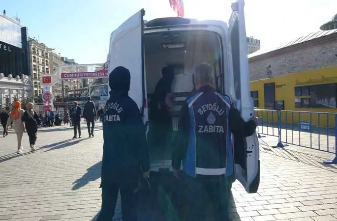 Taksim Camii önü dilenci durağı oldu