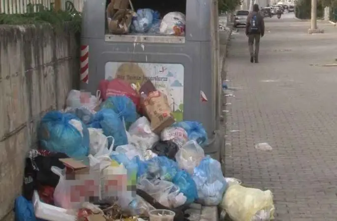 İzmir Çiğli’nin her köşe başı çöp yığını, kenti kötü koku sardı
