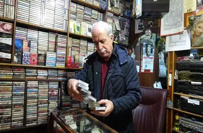 12 bin kasetlik arşivi ile geçmişin izini saklıyor