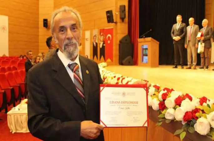 Torunu yaşındakilerle aynı sırayı paylaştı, 68 yaşında 4’üncü üniversiteden mezun oldu