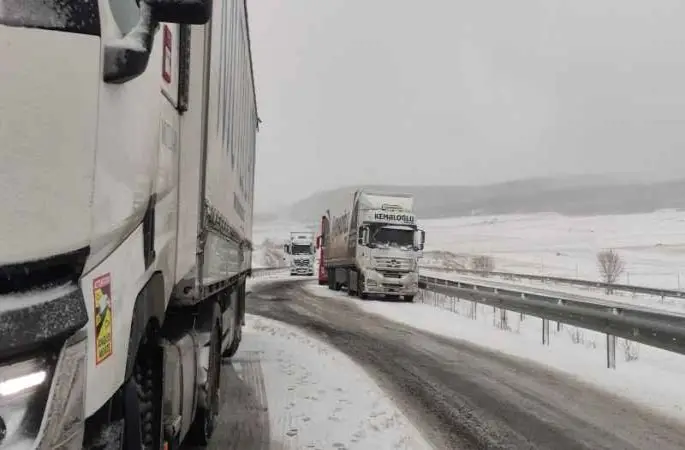 Kar şiddetini artırdı, Ardahan'da tırlar yollarda kaldı