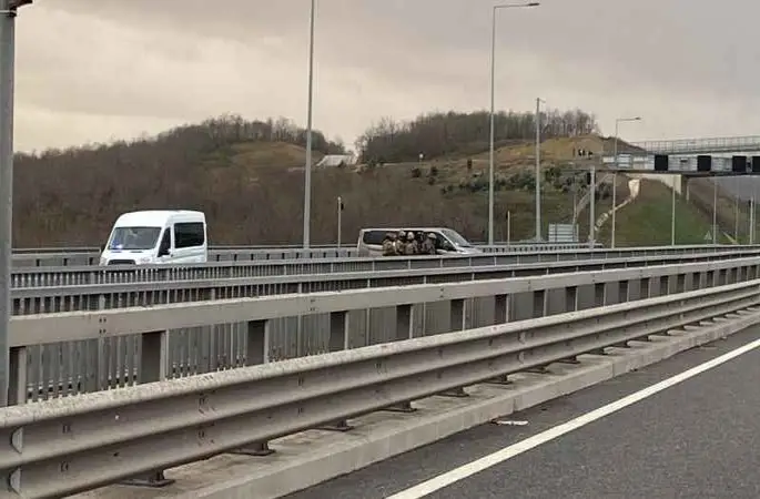  Kuzey Marmara Otoyolu'nda bir tır şoförü rehin alındı