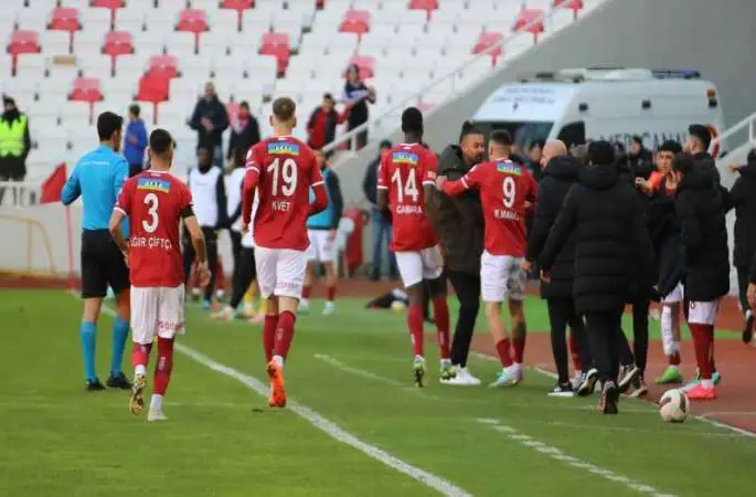 Sivasspor, Manaj'ın golü ile evinde 3 puanı kazandı