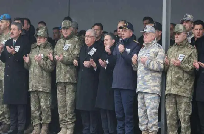 Bakan Güler ile komutanlar şehit askerler için düzenlenen törene katıldı