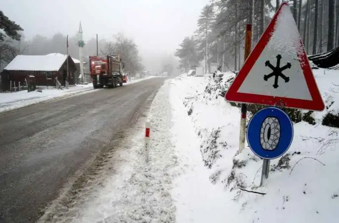Kazdağları'nda kar küreme ve tuzlama işlemleri hızlandırıldı