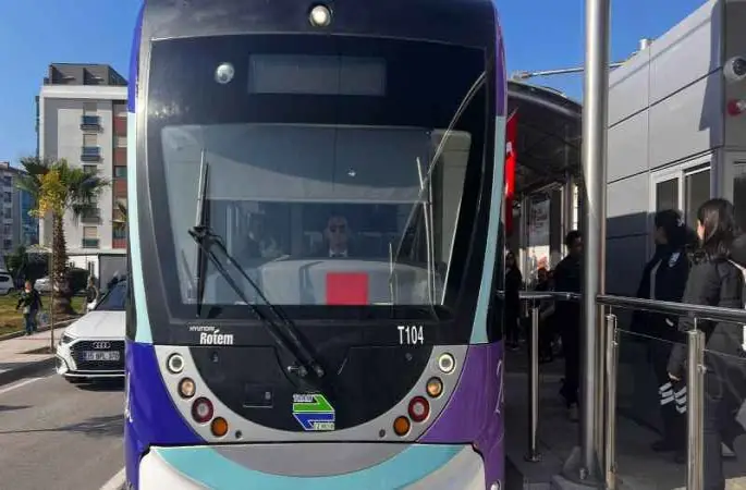 Çiğli Tramvayı “Kırmızı” ve “Mavi” hatla İzmirlilerin hizmetinde