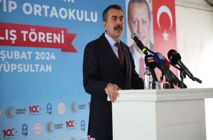 Bakan Tekin: “Her yıl öğrencilerimizin masasına yaklaşık 200 milyon adet kitap bırakıyoruz”