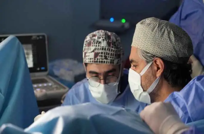 Şehir hastanesindeki ameliyatları izlemek için sıraya girdiler