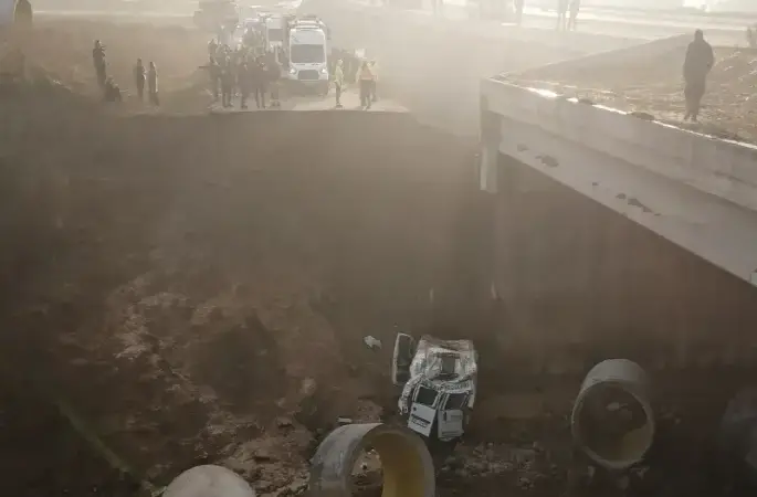 Tuzla'da servis minibüsü dere yatağına uçtu: 1 ölü, 14 yaralı