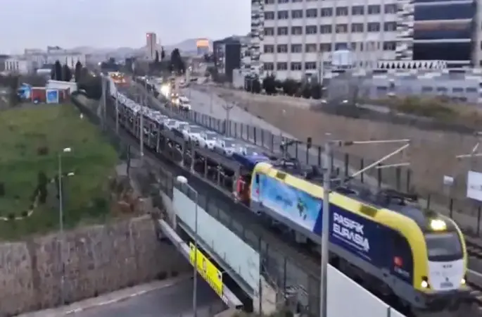 Marmaray hattında gündüz yolcu, gece araç taşınıyor