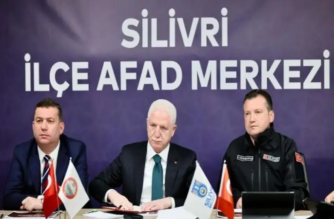 İstanbul Valisi Davut Gül, depremin ardından çalışmaları değerlendirdi