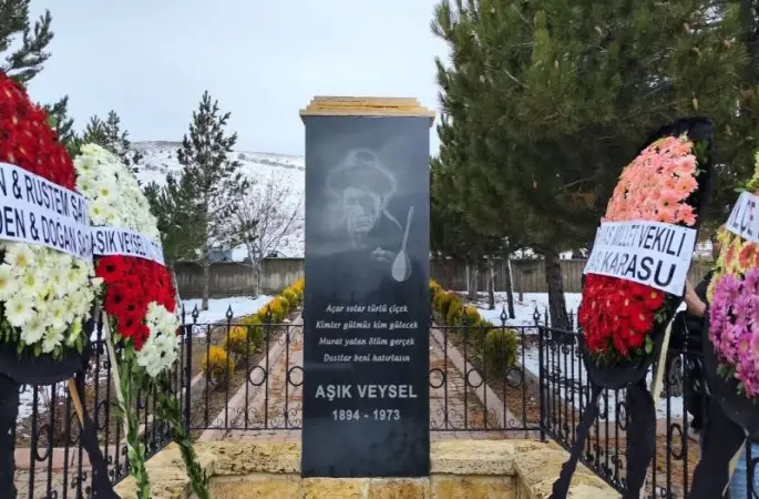 Aşık Veysel Mezarı Başında Anıldı