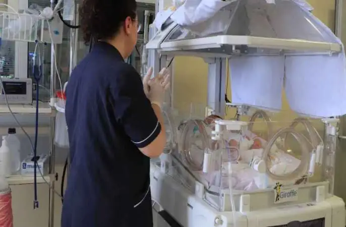 Erken doğan bebekler hayata tutunuyor
