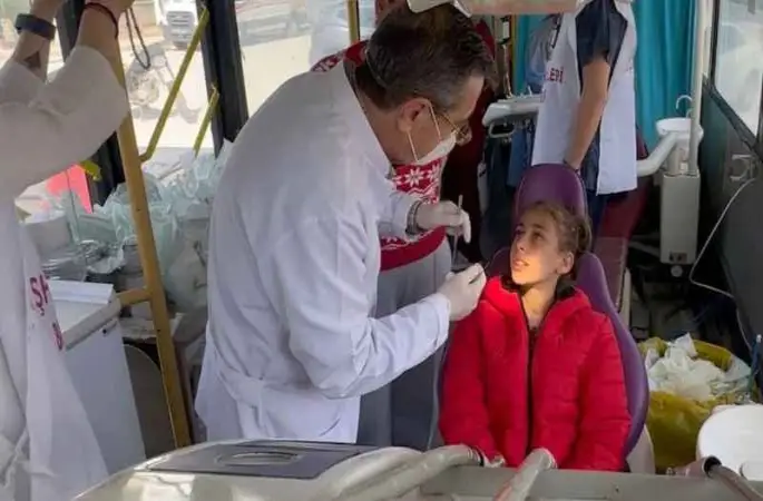 Depremzedeler mobil diş kliniğinde şifa buluyor 