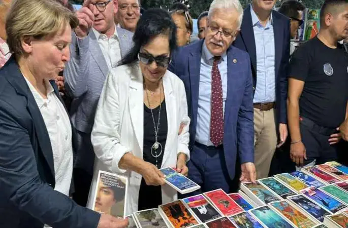 Burhaniye Kitap Fuarı'nda Türkan Şoray rüzgarı