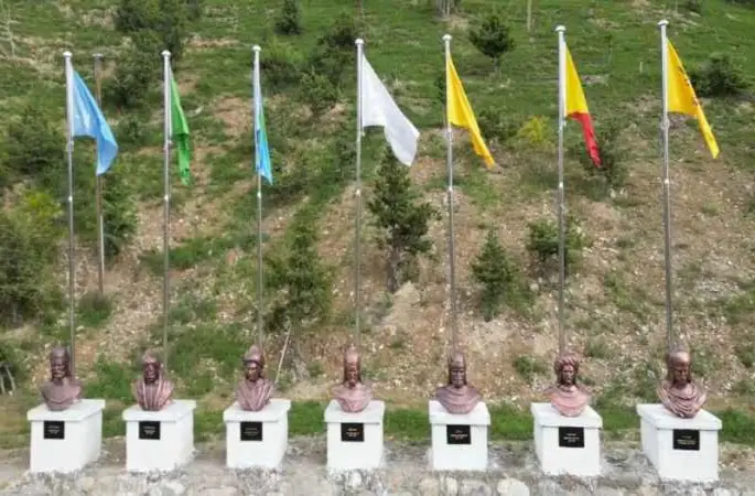 Tortum Şelalesi’ne Türk Büyükleri Anıtı