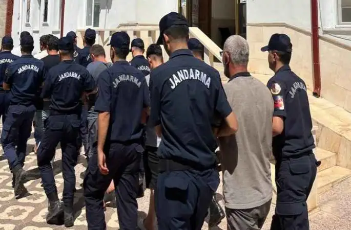 Antalya'da 84 düzensiz göçmen yakalandı, 7 şüpheli gözaltına alındı