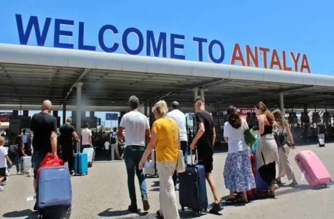 Antalya'da tüm zamanların yolcu rekoru kırıldı