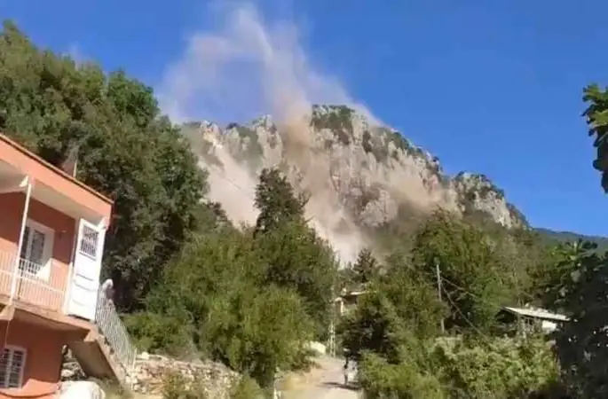 Deprem anında dağlardan dev kayalar koptu