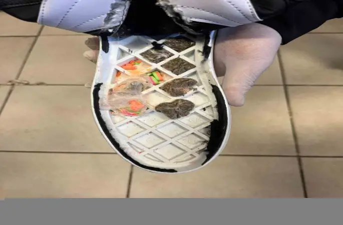 Ayakkabı tabanına zulalanmış uyuşturucu ele geçirildi
